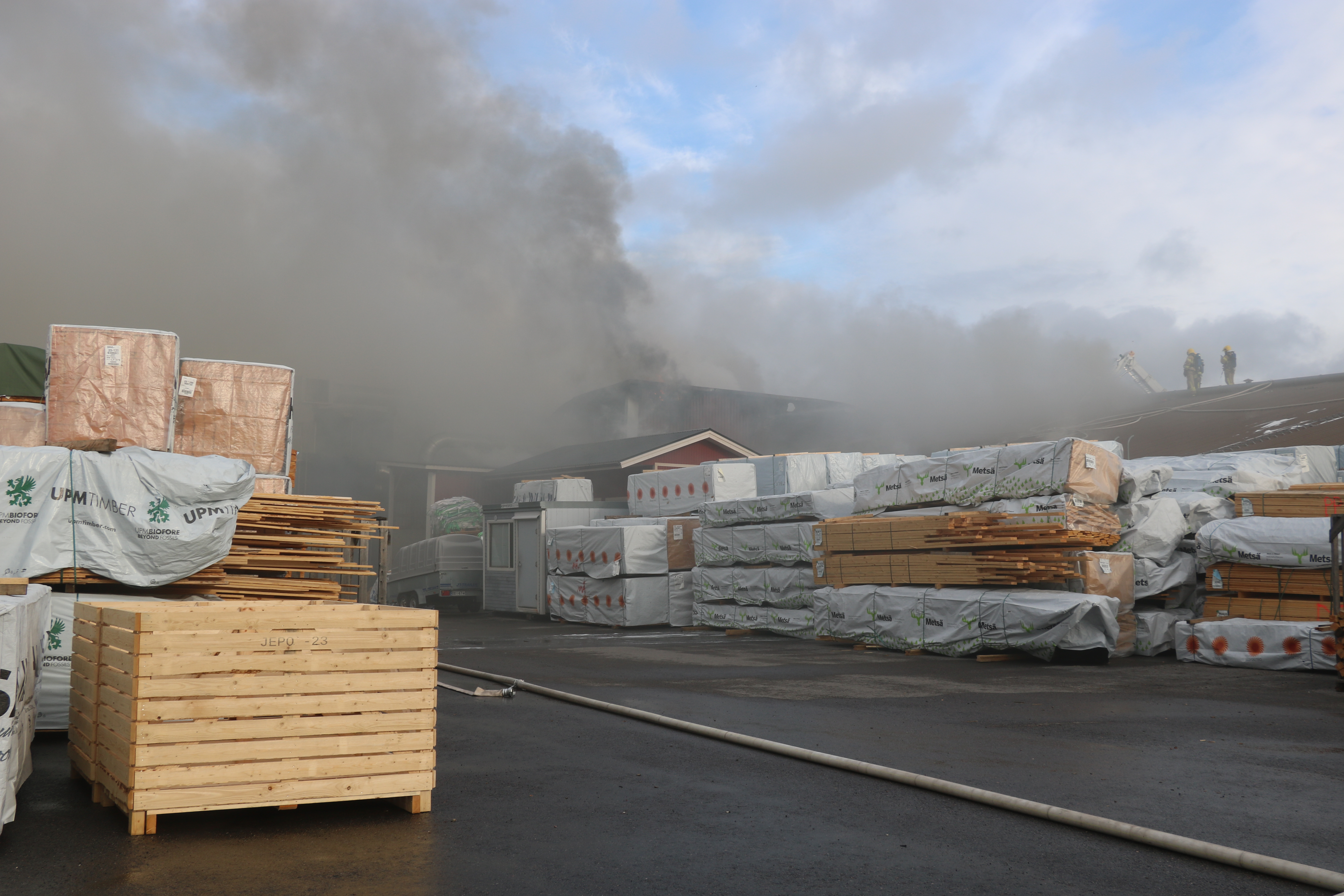 Pyhäjoen Puun teollisuushallin sammutustyöt jatkuivat läpi yön – rakennukseen pahoja vaurioita