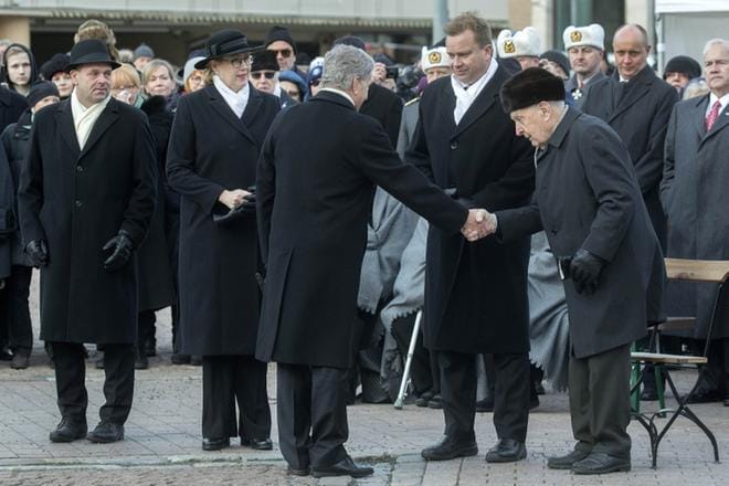 Tasavallan presidentti Sauli Niinistö kätteli veteraani Mauno Tenhovirtaa talvisodan 80-vuotismuistojuhlassa 30. marraskuuta. Vieressä on puolustusministeri Antti Kaikkonen (kesk.). KUVA: Mauri Ratilainen / arkisto