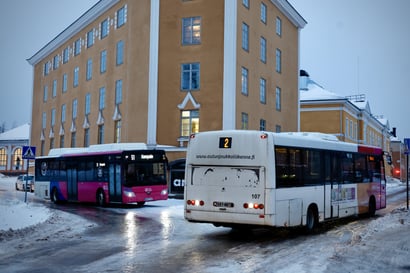 Liukkaus jumitti Oulun joukkoliikenteen tiistaiaamuna, vuoroja myös peruttu – "Edelleen aika pahasti myöhässä"