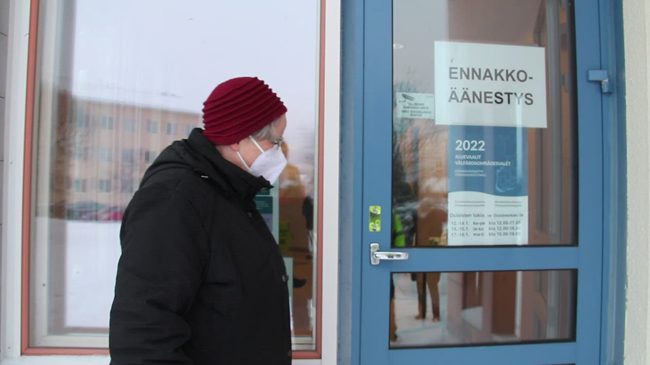 Toini Aittola oli Oulaisissa äänestämässä aluevaaleissa ensimmäisten joukossa.