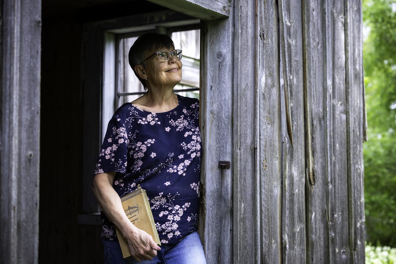 Bernice Uppgård palasi isoäitinsä kotitaloon. Autiotalo paljasti yllätyksiä, joita hän ei osannut odottaa. Nyt hän aikoo viedä ne mukanaan kotiinsa Sulvalle.