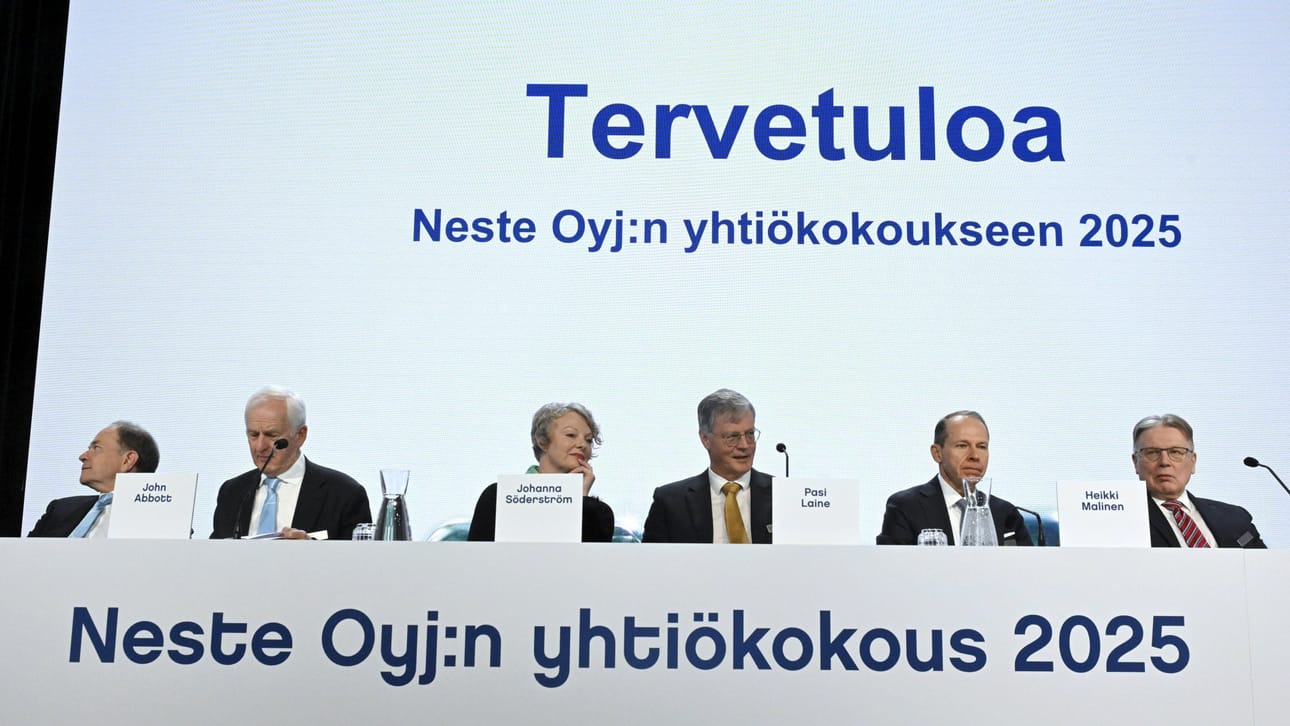 Nesteen hallituksen jäsenet Nick Elmslie (vas.), John Abbott, Johanna Söderström ja Pasi Laine, toimitusjohtaja Heikki Malinen sekä hallituksen puheenjohtaja Matti Kähkönen (oik.). LEHTIKUVA / Markku Ulander