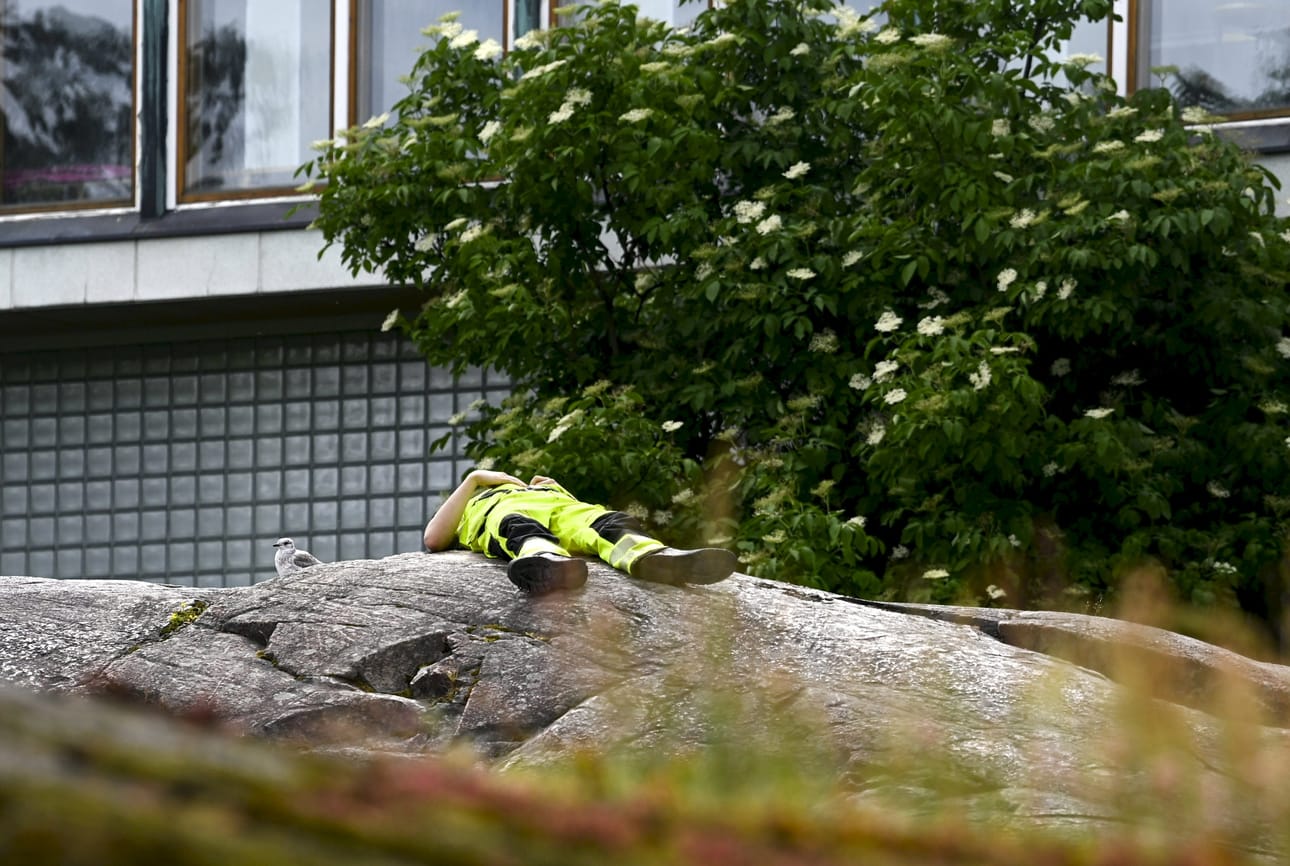 Vaikka kuumuus hieman hellittää viikonloppuna, voidaan hellelukemiin Ilmatieteen laitoksen mukaan päästä suuressa osassa maata myös silloin. LEHTIKUVA / Elsa Paakkinen