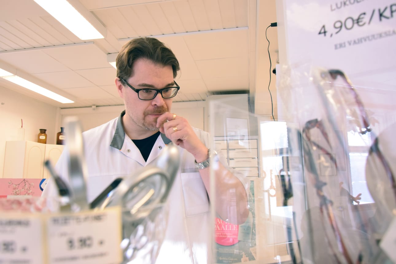 Jukka Syrjälä palvelee apteekkinsa asiakkaita Ruukissa vielä kuluvan talven ja kevään ajan. Kesäksi mies vaihtaa maisemaa, koska apteekin toimintaedellytykset ovat heikkenemässä hoivapalveluiden yksityistämisen vuoksi.