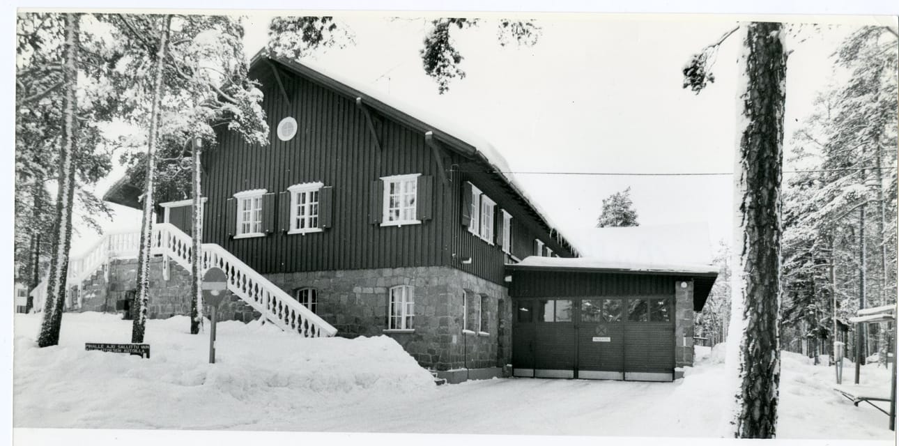 Upseerikerhoksi saksalaisten jatkosodan aikana rakentama talo on vuosikymmenten saatossa kulkenut monella nimellä. Nyt se on taas palautunut alppimajaksi. Rakennus ainoa näkyvä jäännös saksalaisten Alppilaan rakentamasta pikku-Berliinistä.