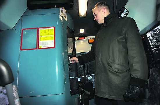 Moppiilionnikassa. Buscomin Riku Niemelä näyttää miten kännykällä lunastetaan matka.