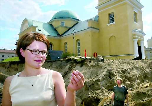 Maan aarteita. Linnankadun ja Kirkkokadun kulmasta löytyi vanhan talon rakenteita. Rakennuksen käyttöä selvitellään vielä..