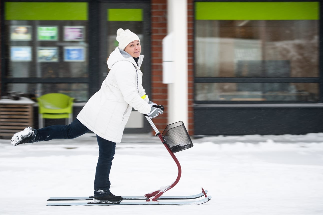 Työmatkaliikunta on Vuoden 2019 Koillismaan yrittäjänaiseksi valitulle Saara Leivolle sydäntä lähellä. Työmatka Davaksen toimistoon taittuu potkukelkkojen ferrarilla.