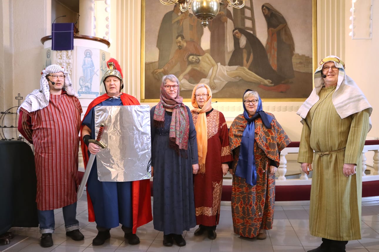 Mika Uusitalo, Veikko Rantala, Kirsti Hämäläinen, Riitta-Liisa Piiroinen, Seija Taipalus ja Jouni Pollari rooliasuissaan harjoituksissa.