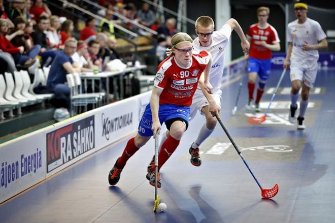 SPV:n mainiosti puurtaneen kolmoskentällisen laitahyökkääjä Eetu Manninen jättää Steelersin Joonatan Veijolan taakseen. KUVA: TOMI KOSONEN