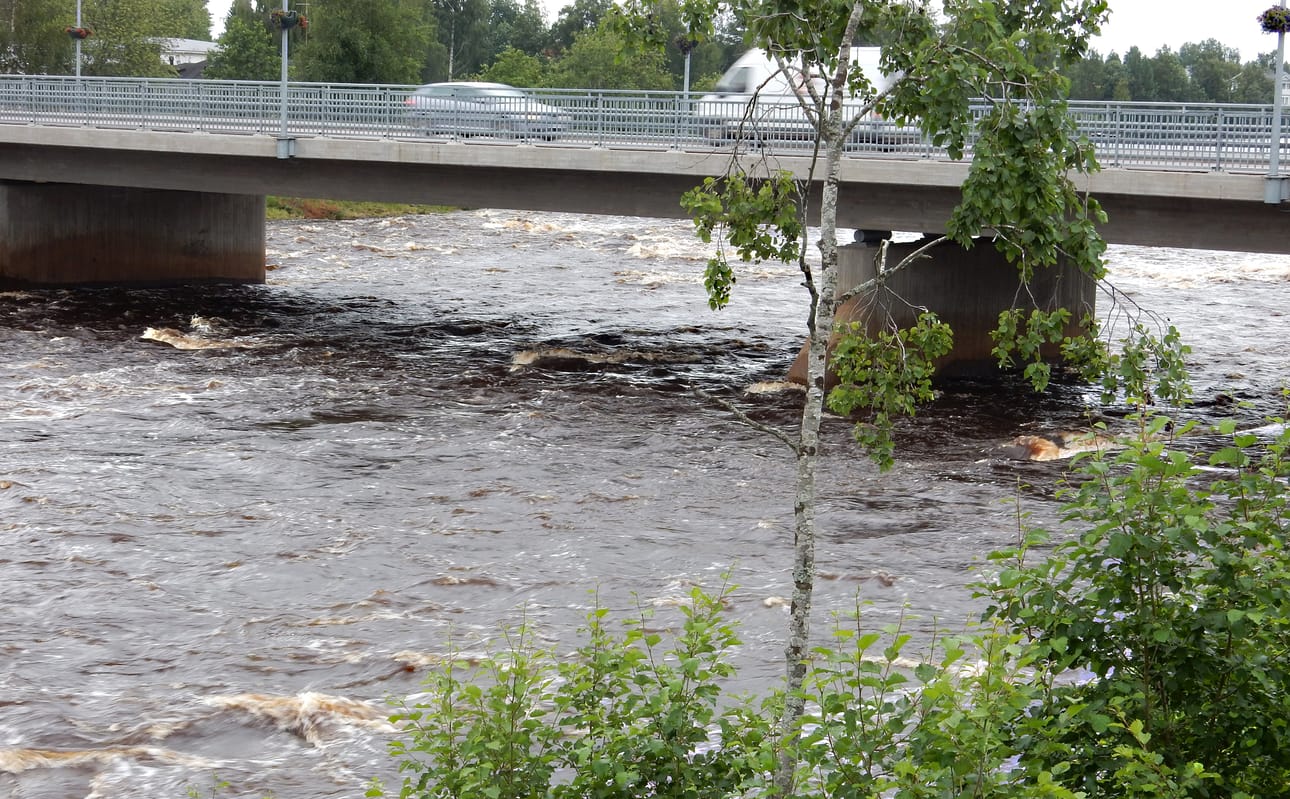 Pyhäjoki virtaa vuolaana. Oulaisten keskustassa joki näyttää tältä.