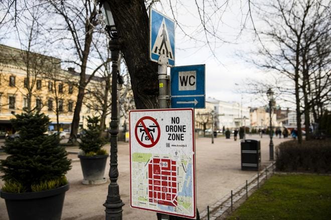 Eduskunnan oikeusasiamiehen mukaan Helsingin keskustassa olevat drone-lentokieltokyltit eivät ole lain mukaisia niissä käytetyn englannin kielen vuoksi. KUVA: Joel Maisalmi