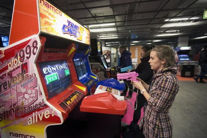 Emmakaisa Jokiniemi (oik.) pelasi Elina Kuivisen kanssa arcadepeliä. Vaasa Game Days jatkuu yliopistolla torstaina. KUVA: JARNO PELLINEN