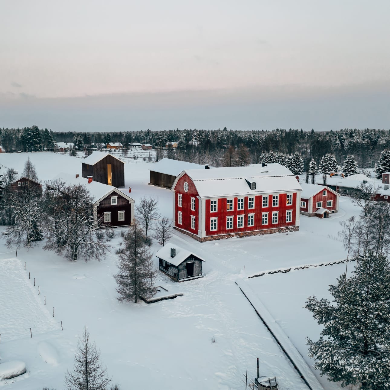 Kustavilaisen ajan kartanoarkkitehtuuria edustava Akolan kartano sijaitsee Ii-joen rannalla.