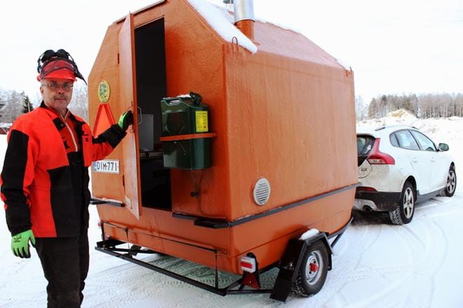 Vain alusta pois ja tätä lasikuituista työmaakoppia voi vetää järvellä ja iskeä vaikka järvelle saareksi. Jukka Joensuu vie erikoisen peräkärrynsä seuraavaksi metsätyömaalleen. KUVAT: TARJA RIIHIMÄKI