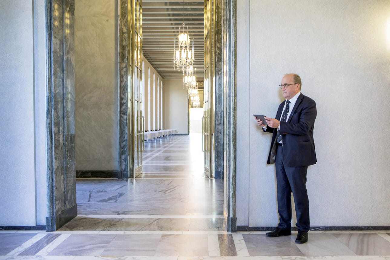 Tapani Tölli sanoo kansanedustajan työtä ohjaavan vaikuttamisen palo. Pitkä aika eduskunnassa on opettanut, ettei asioita saa eteenpäin yksin vaan hyvällä yhteistyöllä. Siksi perehtyminen on tärkeää.