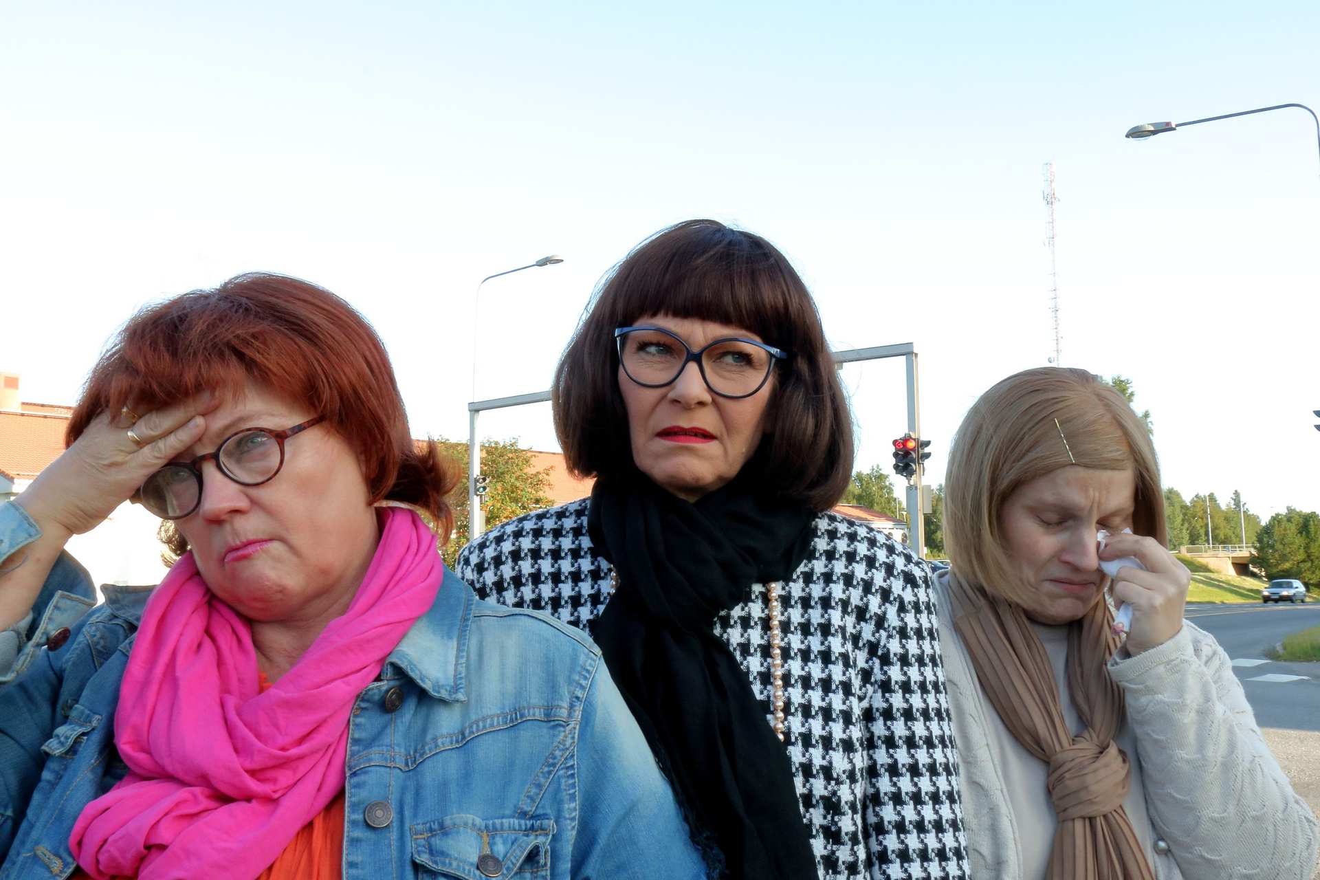 Kaaos marssittaa Raahen Teatterin lavalle naisenergiaa.
