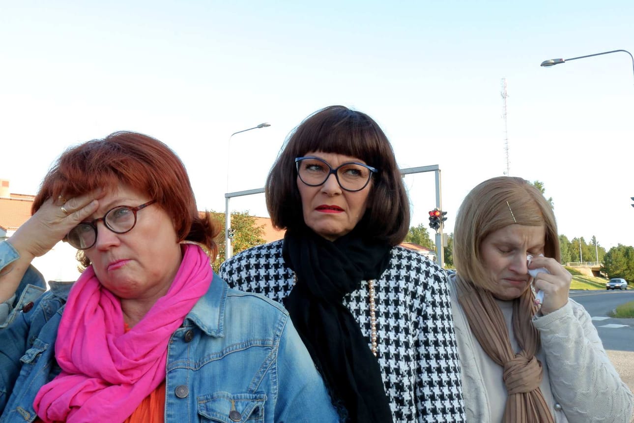 Kaaos marssittaa Raahen Teatterin lavalle naisenergiaa.