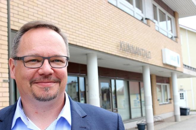 – Sormia on syyhynnyt monta päivää, että pääsee hommiin. Valinnastani on neljä kuukautta, ja ne ovat olleet pitkiä kuukausia odottaa, kertoi uusi kunnanjohtaja Marko Keski-Sikkilä. KUVA: LOTTA KALLIO