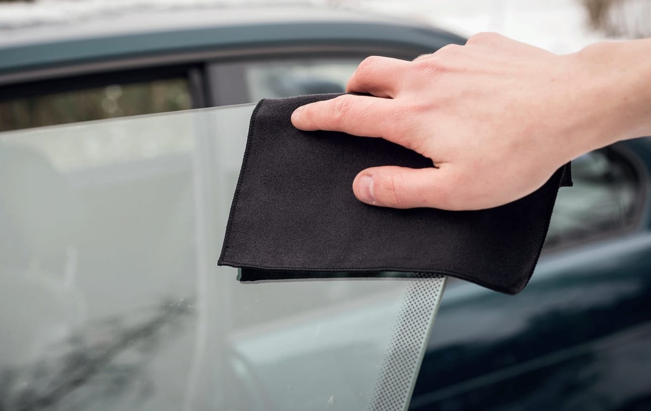 Lopuksi puhdistetaan lasit lyhyt¬nukkaisella mikrokuituliinalla ja lasinpuhdistusaineella.