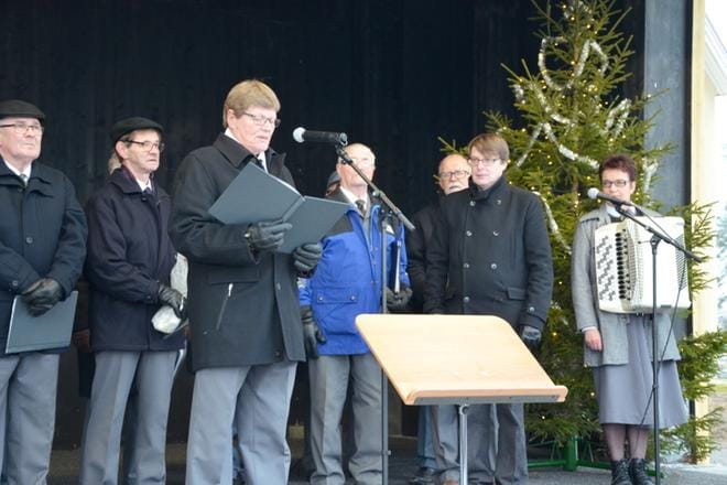 Korsukuoro ja Ylistyskuoro Ismo Pitkäsen johdolla esiintyvät Koko kansan joulujuhlassa keskiviikko-iltana 5.12. 2018 klo 18.30 Alajärven kirkossa. Ohjelmistossa isämaallisia lauluja ja jouluisia yhteislauluja. Illan aikana kuullaan tarina ja nähdään kuvakooste ”Talvisodan ihmeestä” vuodelta 1939 Pelkosenniemen taistelun tiimellyksessä. Kuva viime vuoden itsenäisyyspäivän tapahtumasta. KUVA: SAILA COLLANDER