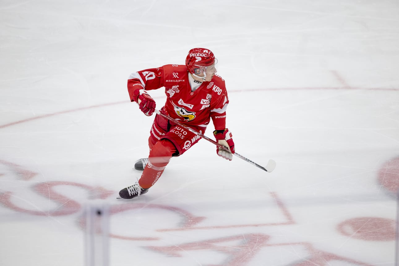 Vaasan Sportin hyökkääjä Carl Mattsson tuli keskiviikon liigaottelussa Lukon Jami Krannilan taklaamaksi. Arkistokuva.