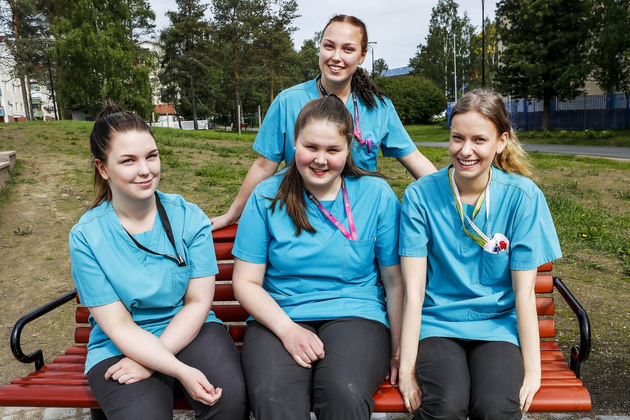 Emmi Sirniö ja Vera kellokumpu sekä Anniina Rekola, 21 (oik.) ja Aamu Suovanki, 17, ovat työharjoittelussa Validian hoivokodissa Rovaniemellä. Heidän mukaansa lähihoitajalta vaaditaan ainakin todellista motivaatiota, monipuolisia vuorovaikutustaitoja ja aktiivisuutta. "Ei pidä säikähtää vähästä", Kellokumpu sanoo. Suovanki pitää soveltuvuuskokeita opiskelijan kannalta hyvänä asiana siksi, että hänen mukaansa lähihoitajan työssä motivaatio on paljon peruskoulun päättötodistusta tärkeämpää. "Matematiikkaakin tarvitaan, mutta jos motivaatio on kunnossa niin muut tavittavat asiat kyllä oppii työtä tehdessä."