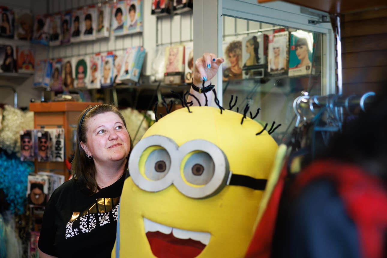 Liikkeen naamiaisasuvalikoimasta löytyvä Minions-puku on Laura Koskiniemelle tuttu jo työharjoitteluajoilta 10 vuotta sitten. Nyt Koskiniemi ojentelee sen suortuvia yrittäjän ominaisuudessa.