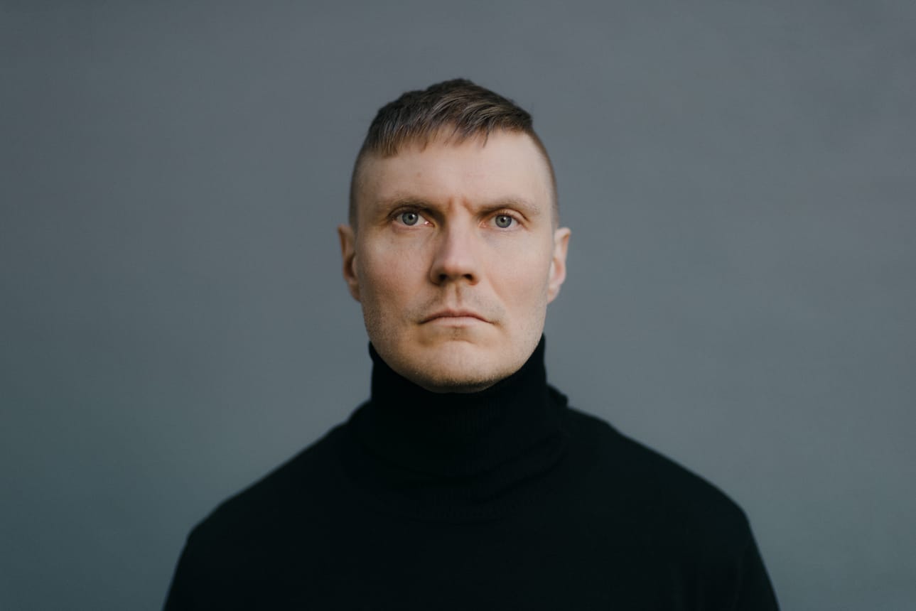 Harry Salmenniemi tunnettiin aluksi runoilijana. Tulikristalli päättää hänen teoksella Uraanilamppu (2017) alkaneen novellisarjansa.