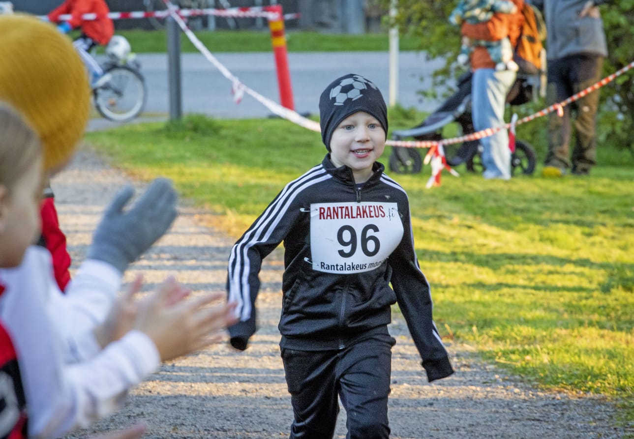5-vuotiaiden sarjassa juossut Olavi Mätäsaho saapui maaliin hymyssä suin.