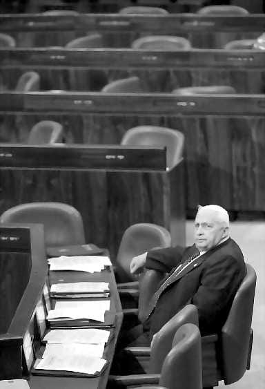 Pääministeri Ariel Sharon kaipaa lisävoimaa hallitukseensa.