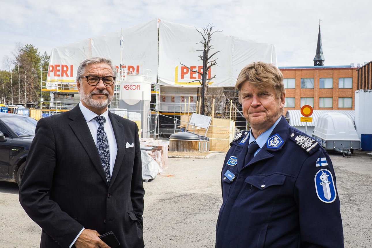 Poliisi saa loppuvuodesta Kemijärvelle ajanmukaiset tilat, kertovat Poliisihallituksen teknologiajohtaja Jyrki Wasastjerna (vas.) ja Lapin poliisilaitoksen poliisipäällikkö Esa Heikkinen.