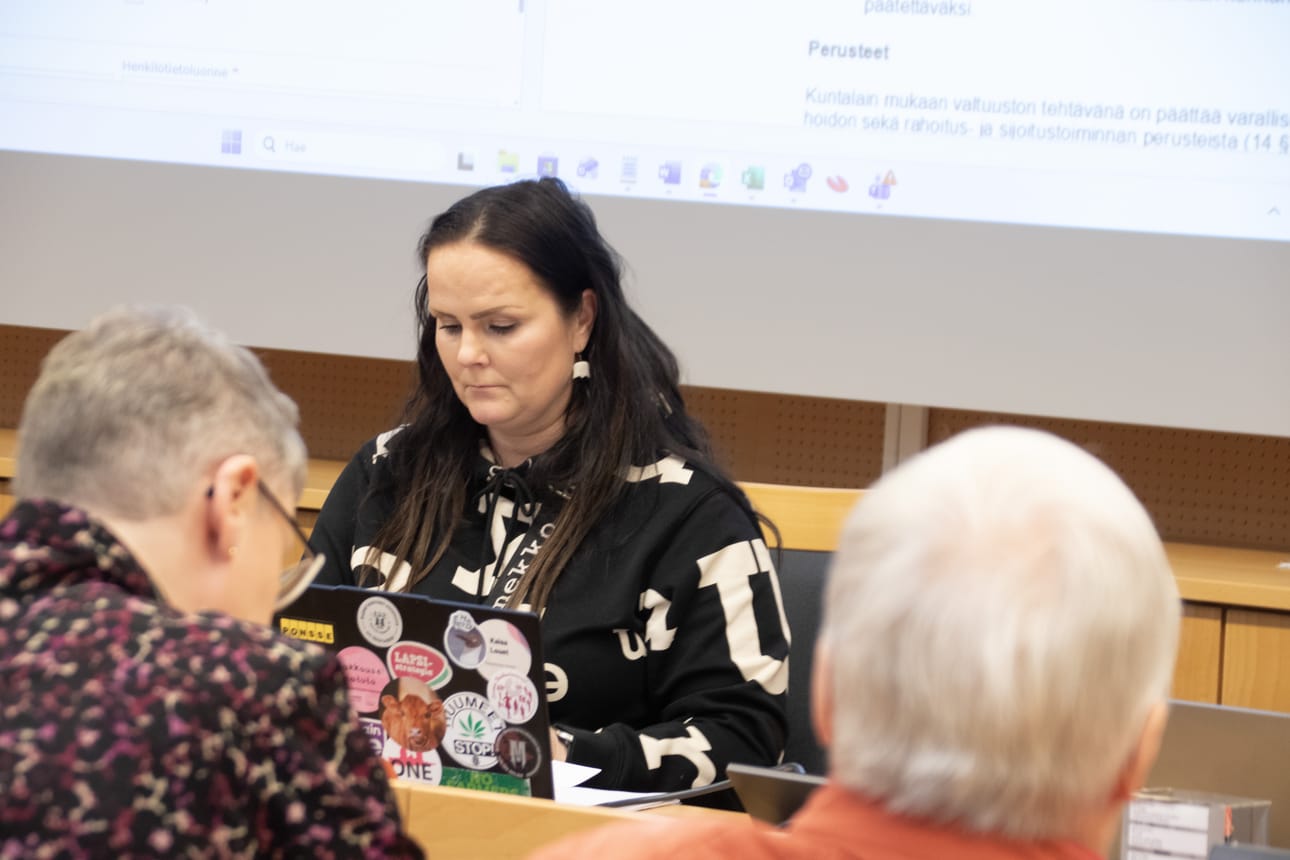 Siikalatvan kunnanvaltuuston puheenjohtaja Kaisa Louet johtamassa kokousta. Arkistokuva.