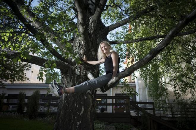 Marika Teini loukkasi EM-kisoissa jalkansa ja on ollut siitä asti juoksukiellossa. Puuhun kiipeäminen kuitenkin onnistuu jo. –Ensi viikolla uskon pystyväni aloittamaan taas juoksuharjoittelun. KUVA: