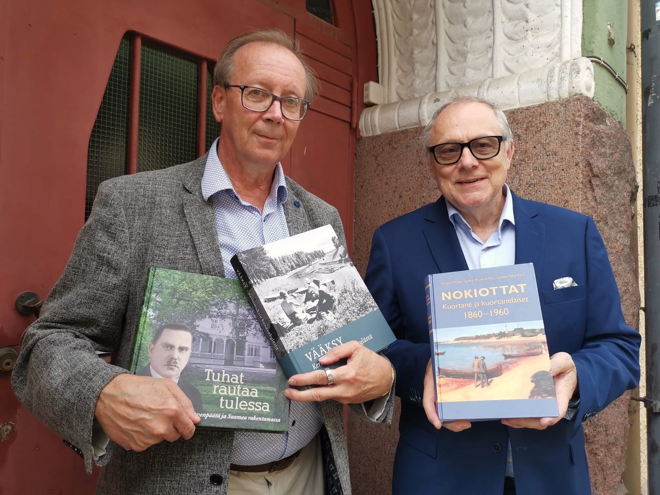 Vuoden 2022 kotiseututeoksen valitsee Jussi Nuorteva (vasemmalla). Jukka Hako toimi raadin puheenjohtajana. Finalistiteokset ovat heillä käsissään.