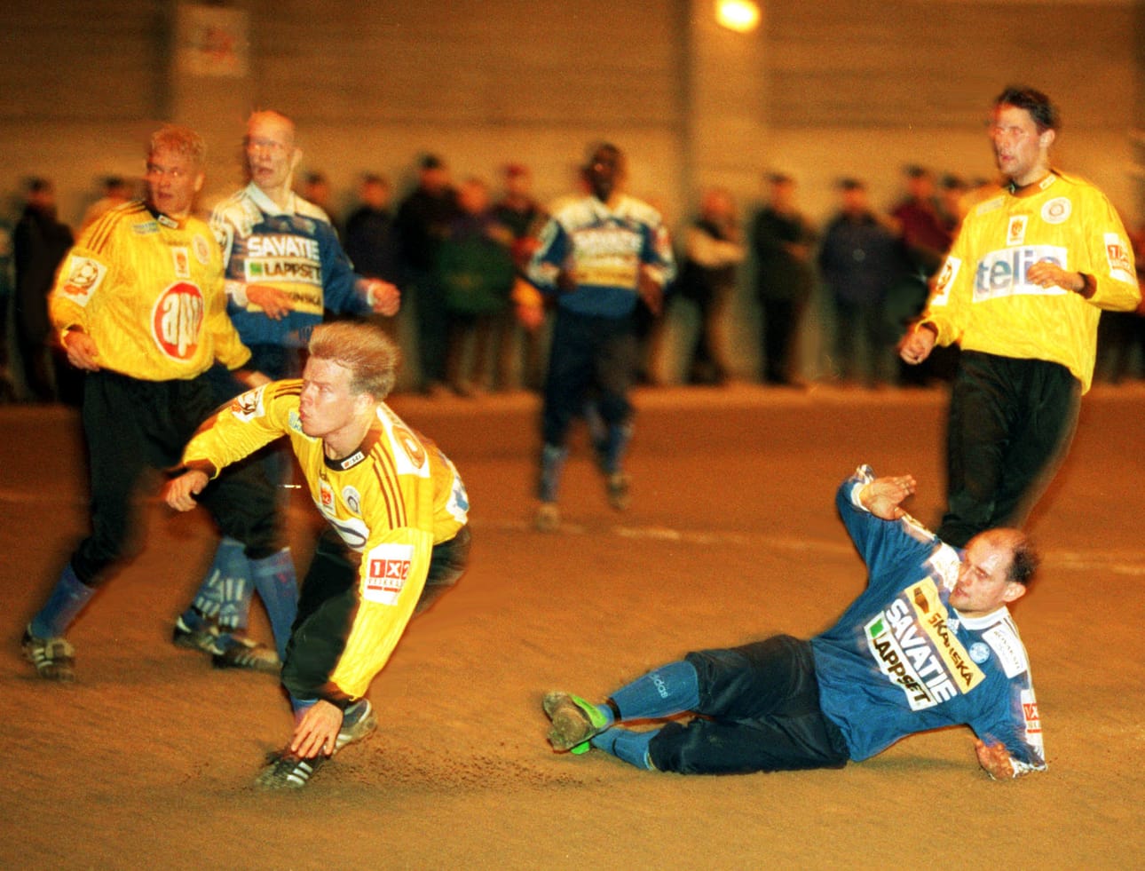 Aarno Turpeinen (edessä vas.) siirtyi Rovaniemen Palloseurasta Helsingin Jalkapalloklubiin vuonna 1995. Tässä Turpeinen kamppailee pallosta vuonna 1999 HJK-paidassa RoPSin Vesa Tauriaisen kanssa. Oikealla Jari Ilola, joka siirtyi RoPSista HJK:hon vuonna 1998.