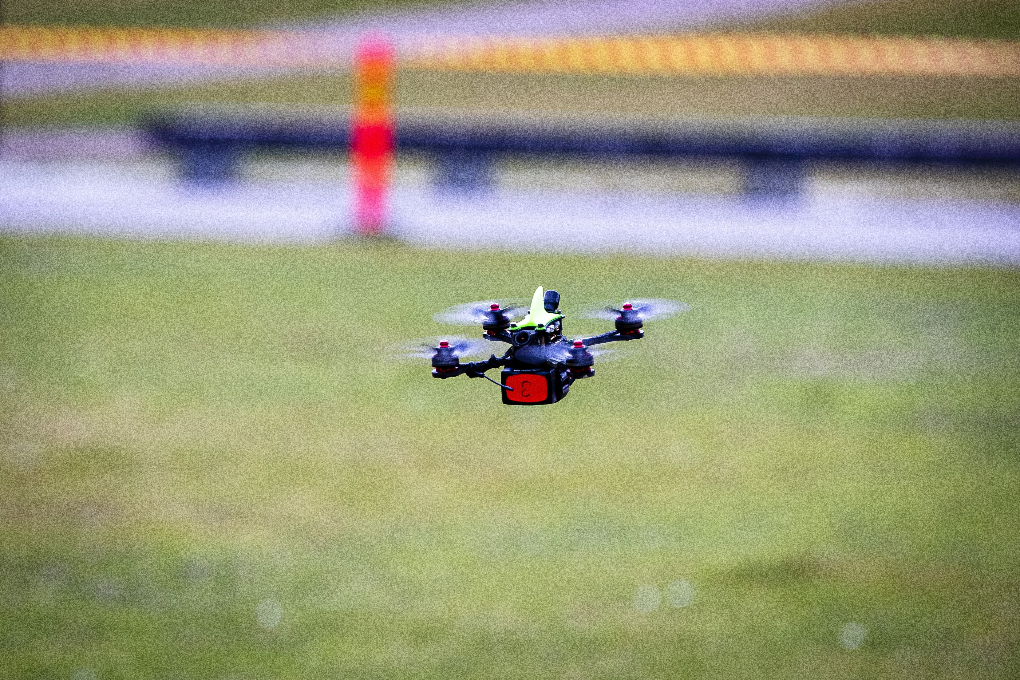 Moni droneja kilpaa lennättävä rakentaa ilma-aluksensa itse, mutta teollisessa käytössä ne ovat järeämpiä.