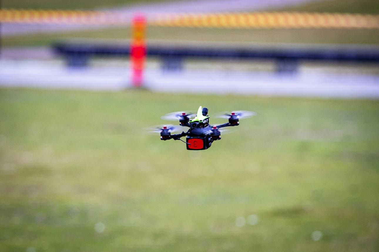 Moni droneja kilpaa lennättävä rakentaa ilma-aluksensa itse, mutta teollisessa käytössä ne ovat järeämpiä.