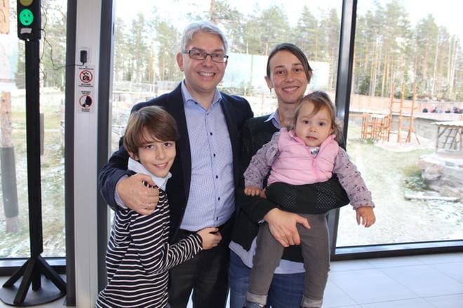 Bulgarian Suomen suurlähettiläs Martin Ivanov tutustui vaimonsa Mayan sekä lastensa Ivon ja Minan kanssa Ähtärin pandataloon. KUVA: SAILA COLLANDER