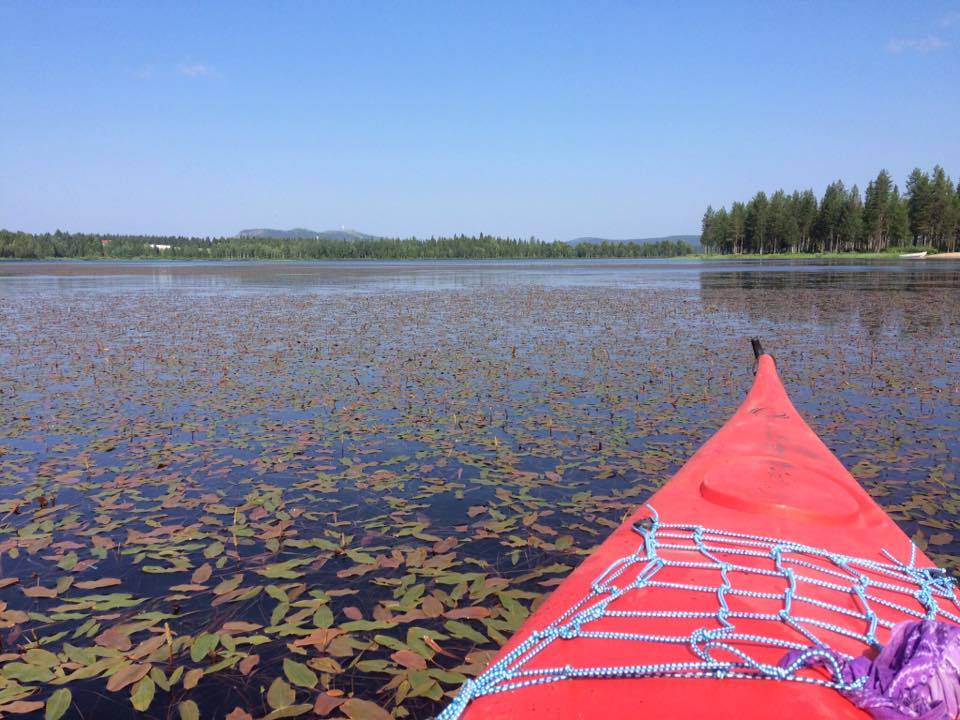Rukalla vietettiin hellepäivää vesillä. Lukijan kuva.