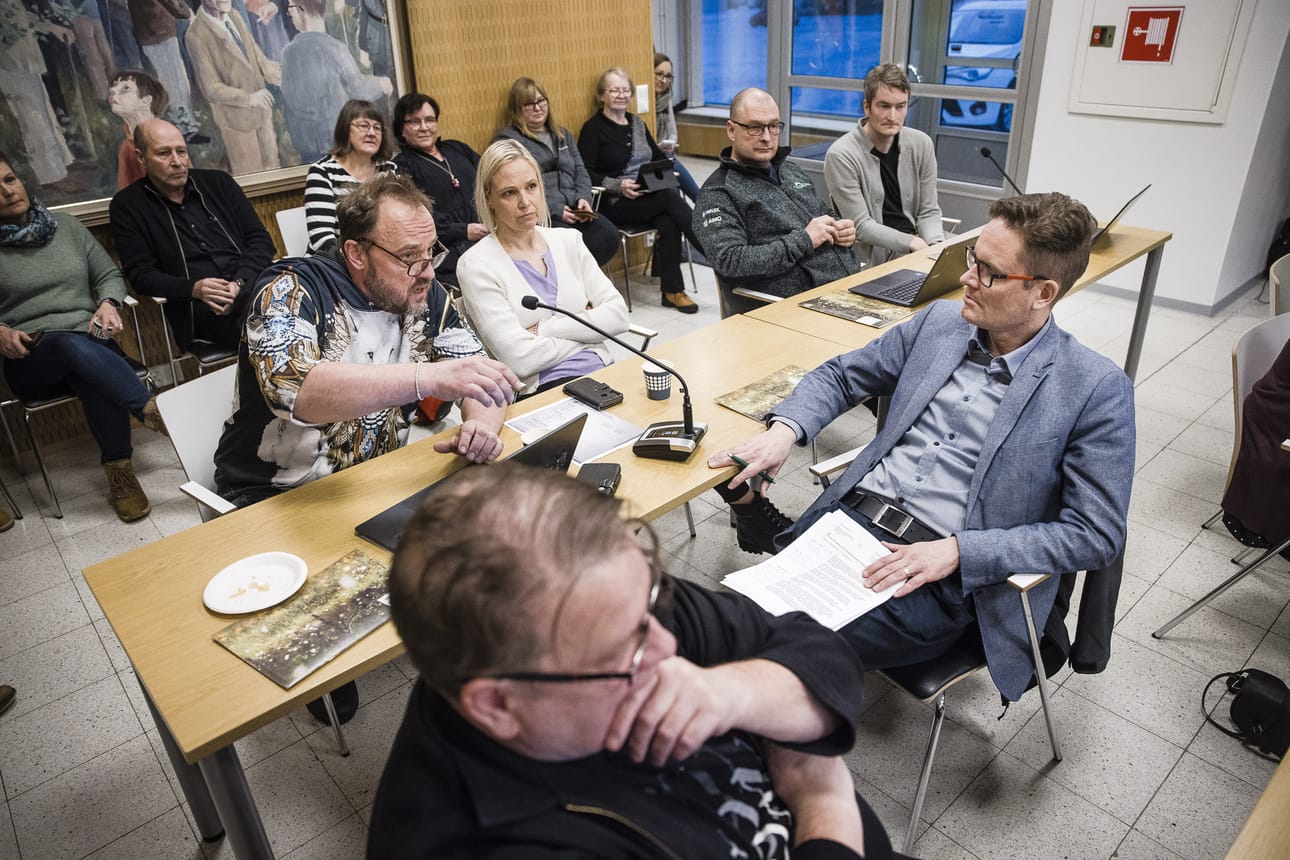 Kirjoittaja ei ole tyytyväinen Ranuan maapolitiikkaan. Ranuan valtuusto pui tässä tuulivoima-asioita.