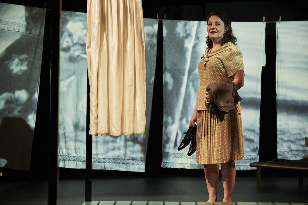 Paula Miettinen näyttelee Rovaniemen teatterin Lempi-teatteriesityksessä Siskoa.