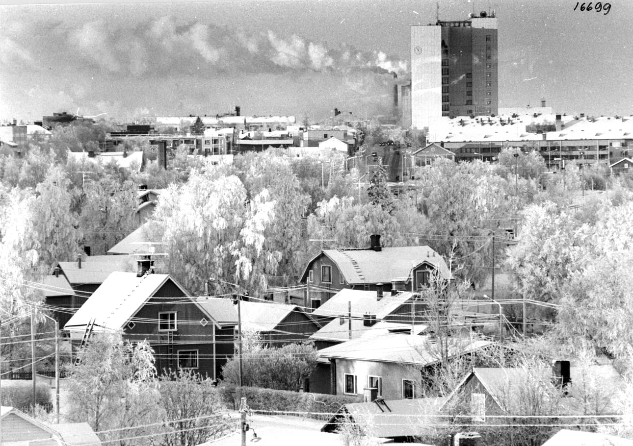 Elävästä kaupunkikeskustastaan palkittu Kemi sai kuuluisan tornitalonsa jo välirauhan aikana. Bertel Strömmerin suunnittelema rakennus valmistui kesällä 1940.