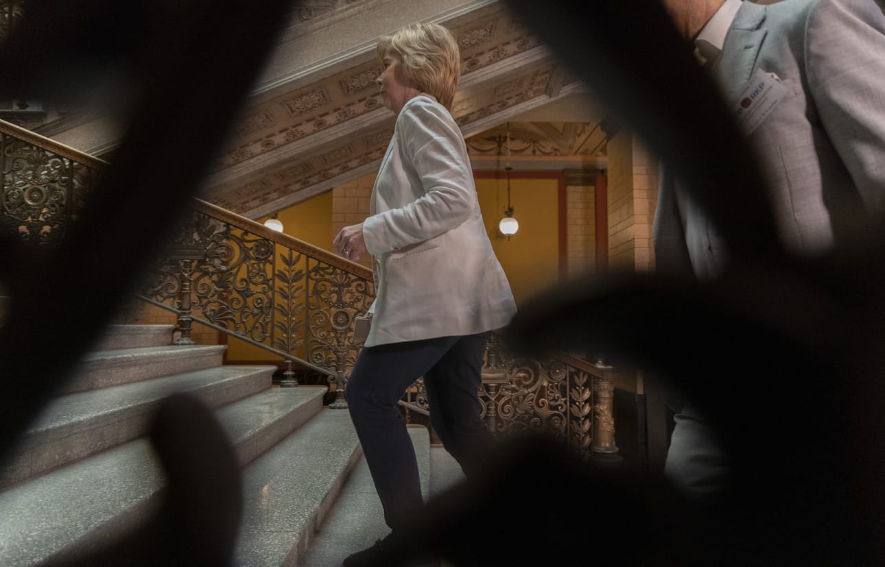 Rkp:n puheenjohtaja Anna-Maja Henriksson kutsui koko eduskuntaryhmän lauantaiaamupäiväksi Helsinkiin. Puolue joutuu nyt pohtimaan, voiko hallitusneuvotteluita jatkaa tällä kokoonpanolla.