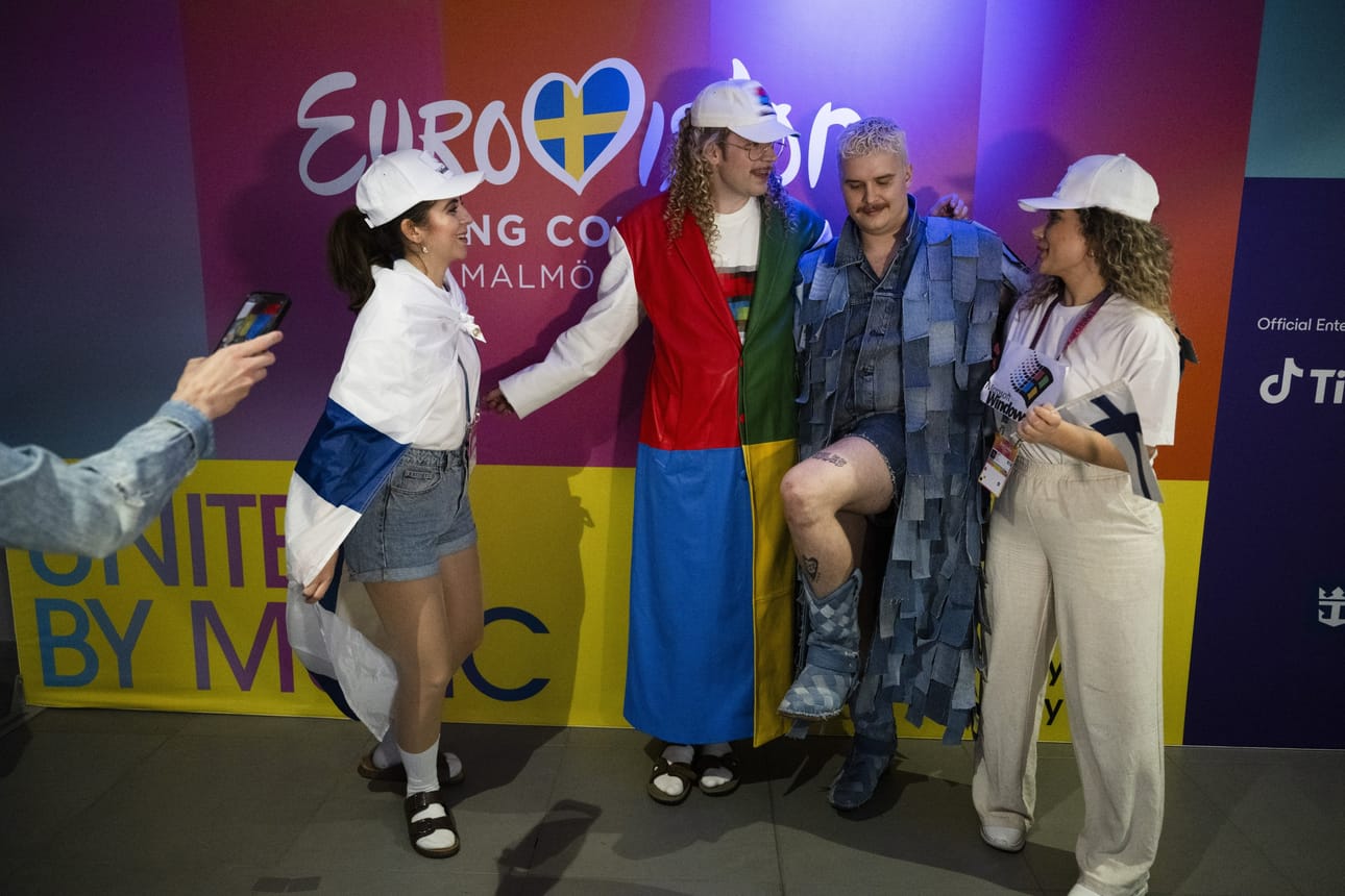Teemu Keisteri ja Henri Piispanen tapasivat faneja Malmössä tiistaina. Lehtikuva / Antti Aimo-Koivisto