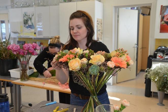 Jamin Kurejoen toimipisteen floristikoulutuksesta valmistuva Sanni Rinne haaveilee omasta kukkakaupasta. Innostus floristiksi syntyi puutarhuriopintojen aikana. KUVA: MARKKU TURPELA