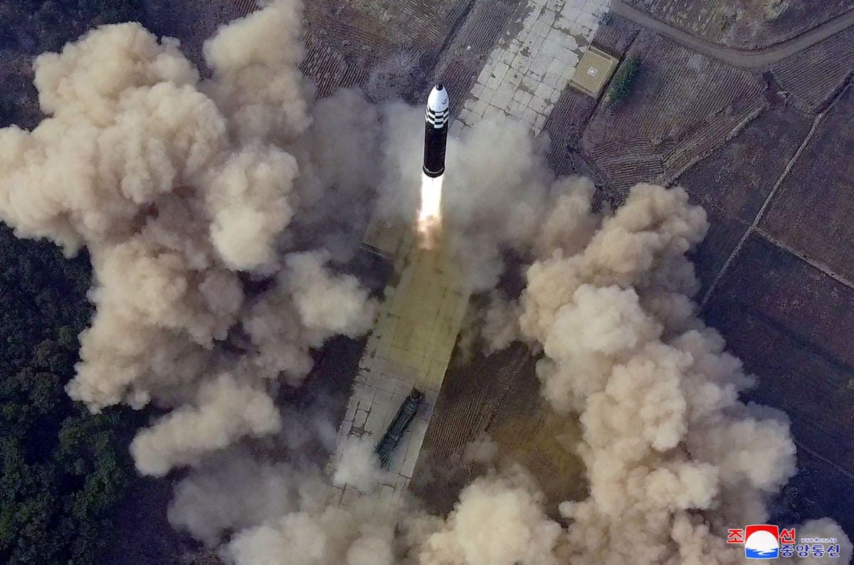 Pohjois-Korean valtiollisen uutistoimiston KCNA:n välittämän kuvan perusteella ohjus laukaistiin matkaan Pjongjangin lentokentältä torstaina. LEHTIKUVA / AFP