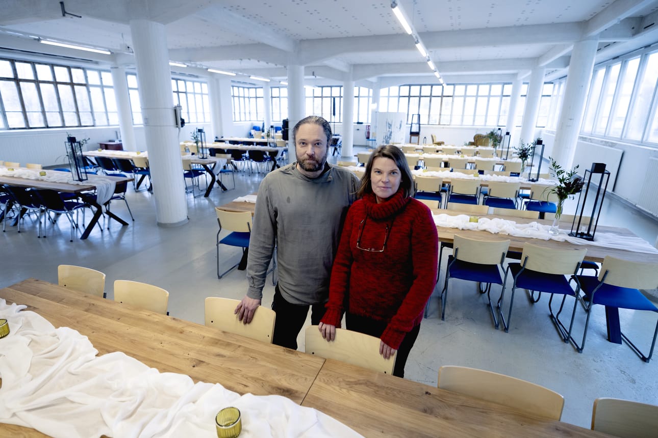 Kuuluisan arkkitehdin Aarne Ervin (1910–1977) suunnitteleman ja vuonna 1938 valmistuneen tehdasrakennuksen kolmannessa kerroksessa yrittäjät Juha Ollila ja Päivi Hakkarainen ovat vastaanottaneet jo useita vieraita.