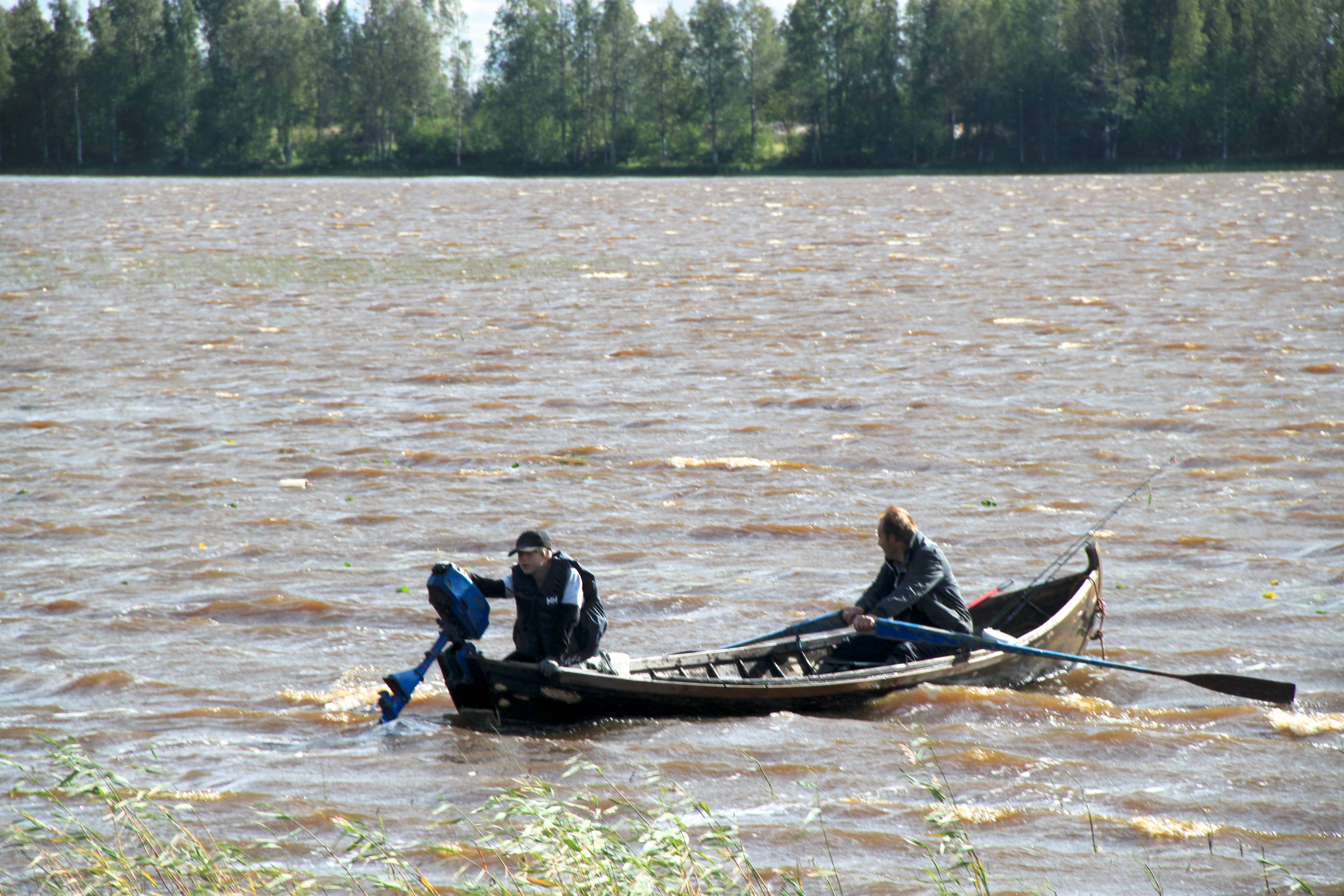 Vain kaksi venekuntaa uskaltautui järvellä kovan tuulen vuoksi. Muut onkivat Panumaojan varressa.