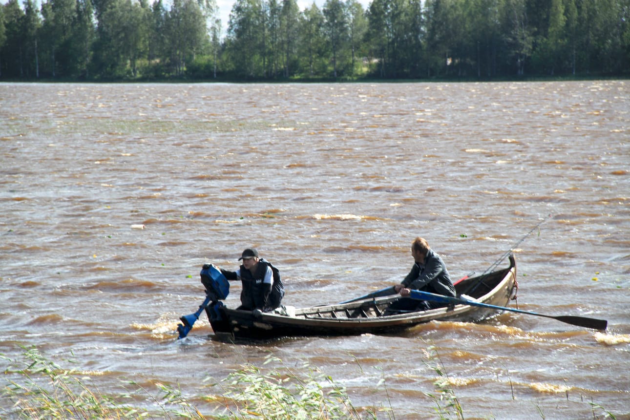 Vain kaksi venekuntaa uskaltautui järvellä kovan tuulen vuoksi. Muut onkivat Panumaojan varressa.